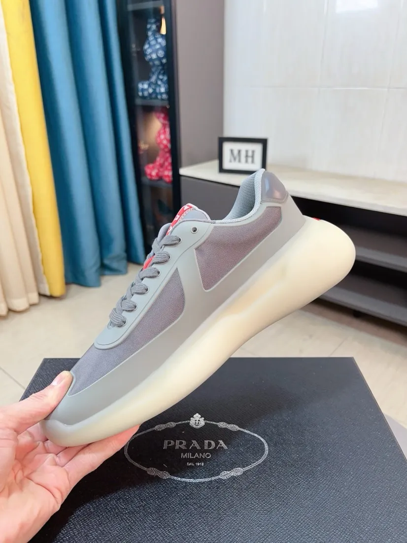 The ex-factory price is 680🌹🌹The high-quality new Prada (Prada) counters are launched simultaneously. The new men's shoes and 😘fabrics are selected from imported mesh and glue-spraying technology. Imported cowhide lining. 👍🏿High-end☄️Open-molded non-slip rubber outsole, exquisite lines, simple and elegant, comfortable and high-end for leisure travel. Code number: 38 to 44